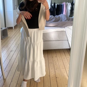Lång kjol - Säljer den här vita långkjolen från SHEIN pga att den är för kort💘