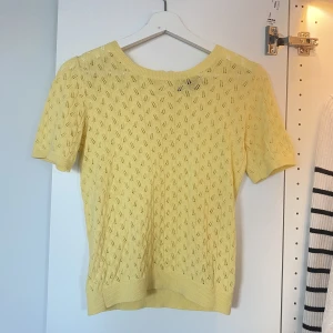 Stickad t-shirt - Säljer denna somriga t-shirt från märket Stockh Lm, då den tyvärr inte kommer till användning. 