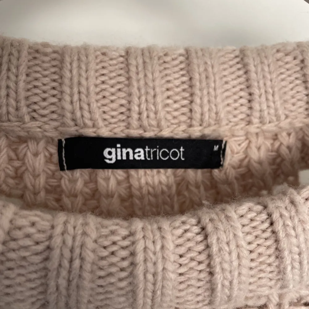 Ljusrosa/Beige stickad tröja från Ginatricot, storlek M, gott skick🌸. Stickat.