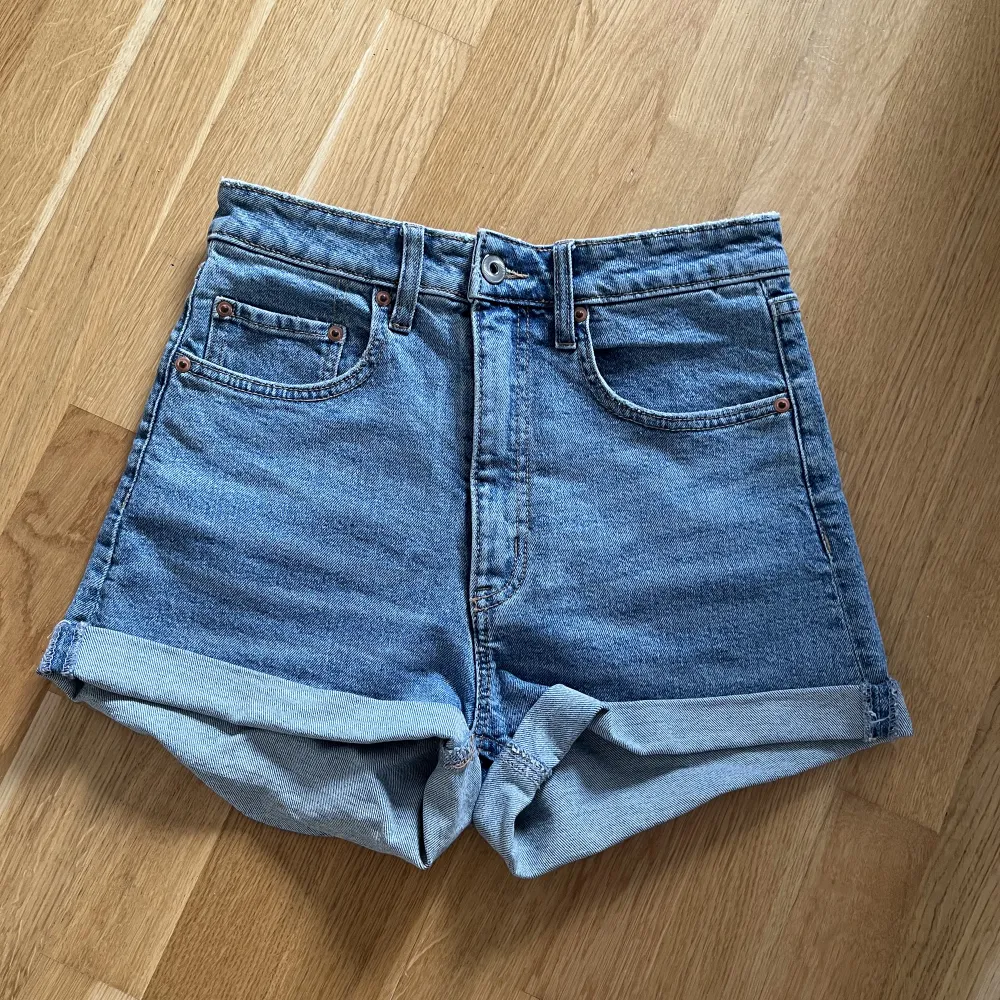 Klassiska jeansshorts från HM. Fint skick🤍. Shorts.