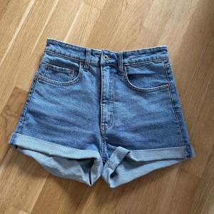 Klassiska jeansshorts från HM. Fint skick🤍