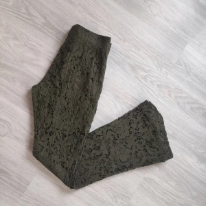 Spets byxor - Säljer den perfekta fest byxan. Såååå snygga! Ena benet är uppsprättad och där är längden 81 från grenen, och på det kortare benet 78. Det går att sprätta upp de andra benet eller sy upp det ena!