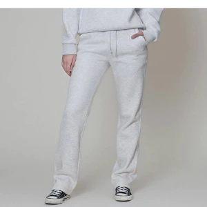 Sweatpants LXA - Sweatpants från LXA i färgen grey melange och storlek xxs. De är aldrig använda, endast provade på. Jag säljer pga hann inte returnera dem. Nypris 599 kr. Köparen står för frakten, den är alltså inte inkluderad i priset.