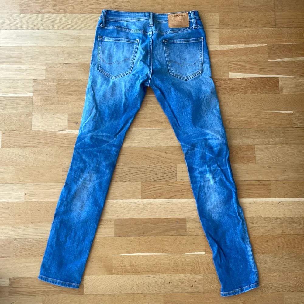 Ett par riktigt snygga skinny jeans i storlek 29/32 från Jack&Jones.  Knappt använda!  Pris går att diskuteras vid snabb affär.. Jeans & Byxor.