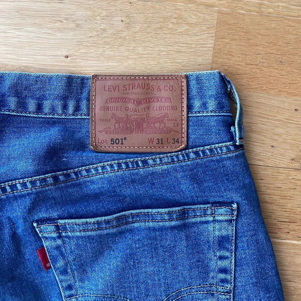 Ett par blåa levis jeans 501or i storlek 31/34.  Helt nya, prövat dom en gång!  Pris går att diskuteras.. Jeans & Byxor.