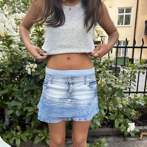 💘Jeanskjol med volang💘 - Unik jeanskjol med volanger och blå tygkant