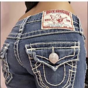 Utsvängda True Religion jeans i ny skick i storlek 30/32 (32 motsvara längden). Jeansen skulle passa dig som har stolek 38/36 i jeans. Skriv privat för mer nogranna  mätningar. Budet ligger på 850kr