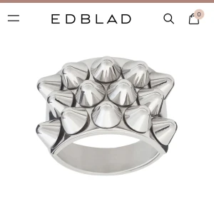 Edblad peak ring silver - Jag säljer nu denna fina peak ringen ifrån edblad. Den har inga defekter och jag har bara använt den vid två tillfällen. Jag köpte den för 399 kr och jag säljer för 300 kr. Swipea för egna bilder 💘💍