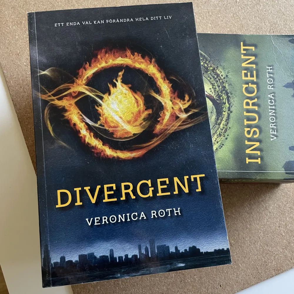 Hej! Jag säljer den framgångsrika triologin Divergent av Veronica Roth. Böckerna är i fint skick och på svenska. 100:- styck eller 250:- för alla. Köparen står för frakt eller mötas upp i Karlskrona. Ha en fin dag :). Övrigt.