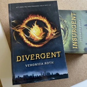 Divergent - Veronica Roth - Hej! Jag säljer den framgångsrika triologin Divergent av Veronica Roth. Böckerna är i fint skick och på svenska. 100:- styck eller 250:- för alla. Köparen står för frakt eller mötas upp i Karlskrona. Ha en fin dag :)