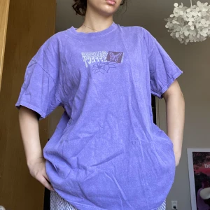 Oversized Tröja - Från Urban Outfitters. Ursprungliga  ursprungliga priset var ca 500. Inga defekter, använd några gånger. Bra kvalitet på tyget. 
