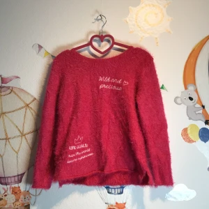 Fin Rosa sweater  - Jätte fin rosa tröja 💗 Text på  som står ”Wild and precious”. Barn storlek 10-12 år.