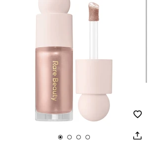 Rare beauty highlighter - Rare beauty liquid highlighter i färgen ”mesmerize”. Använd 1 gång, säljes pga att jag fick en allergisk reaktion av den :( Nypris: 359kr, mitt pris; 299kr + eventuell frakt 💕