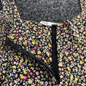 Vardagsklänning/Sommarklänning  - Säljer min jättegulliga oanvända sommarklänning från Zara 🥰 En maxikläning med en slit samt en rad hyskor vid bröstet 🤌🏼Skriv om du har några frågor 🥰 Är öppen för prisförslag 🥰🌺💛