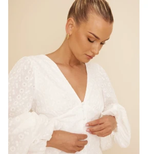 Vit långklänning VILA - Superfin onvänd långklänning från VILA (prislapp kvar). Liknar den från adoore väldigt mycket! Det är slut på hemsidan och är väldigt eftertraktad. Frakt tillkommer 🫶🏼