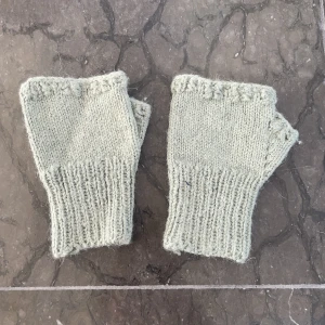 Handledsvärmare  - Handstickade! Så fina och bra skick, jättefin grön färg. Mycket grönare i verkligheten! Värmer också! Köparen står för frakten!❤️❤️❤️