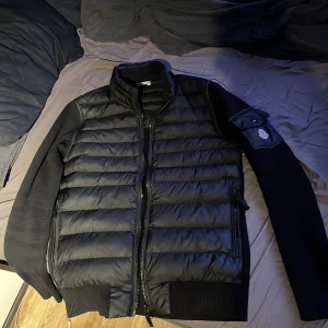 Moncler cardigan  - Moncler jacka strl M ett litet hål syns på bilden 