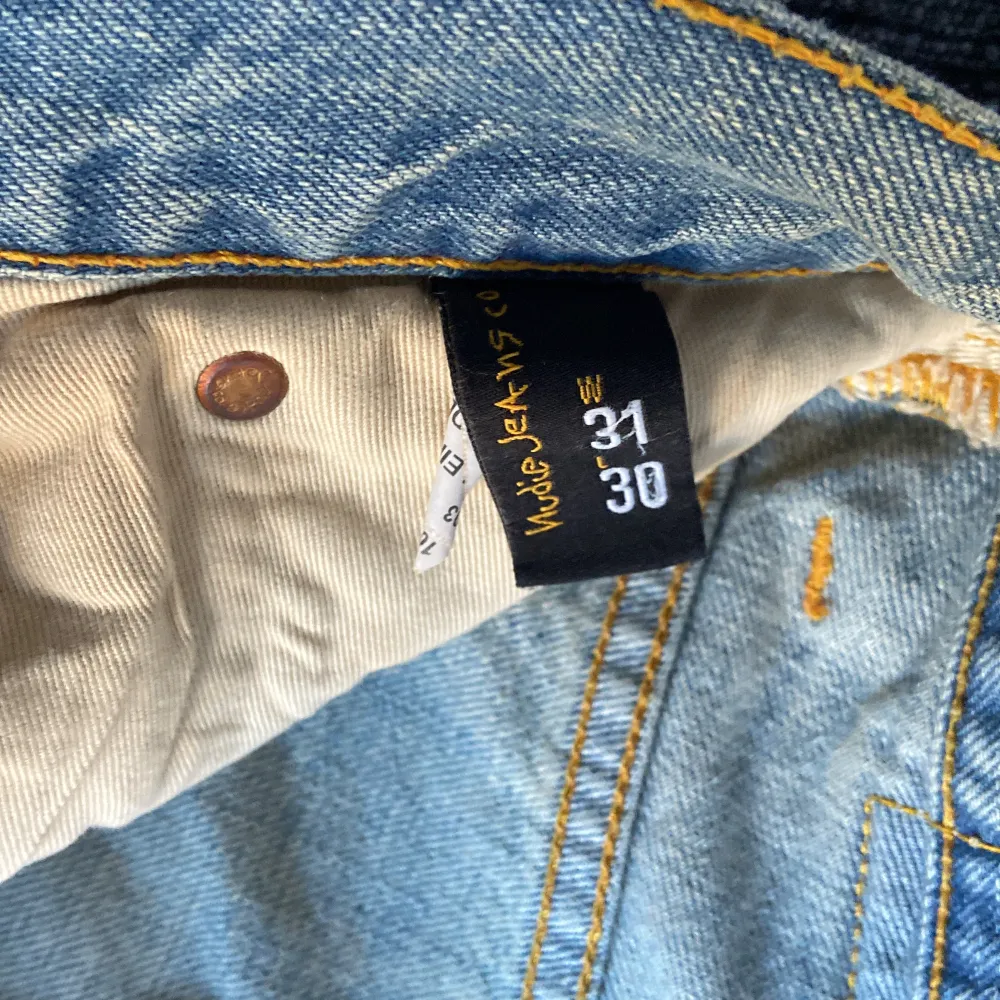 Snygga ljusa jeans från Nudie Jeans bra till sommaren! Använt ett fåtal gånger väldigt bra skick. Säljes pga lite för korta. Skriv gärna vid frågor . Jeans & Byxor.