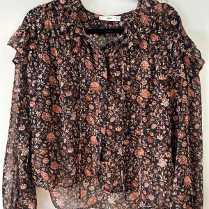 Blommig blus från MANGO - Blommig blus från Mango i storlek XS men knytband vid kragen.  Köparen står för frakten.