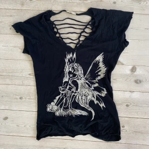 Disstressed fairy - Ripped/ribboned/disstressed tröja med älva på. Mjuk och flexibel så passar säkert M 
