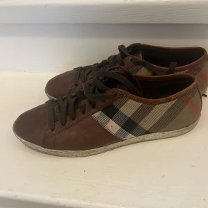 Burberry sneakers - Burberry sneakers, använda har stått i skåpet ett bra tag så kanske en skoputsning kan behövas 
