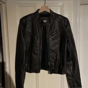 Bikerjacka i Faux läder  - Bikerjacka i fint skick, knappt använd. 