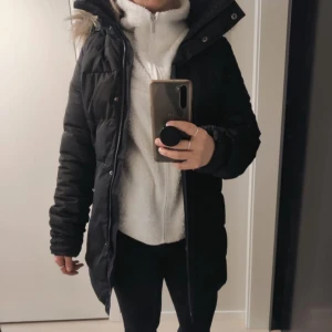 HellyHansen vinterjacka - Svart dunjacka från helly hansen, storlek XS