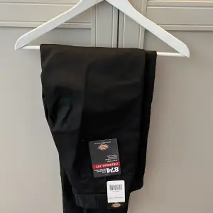 Populär byxa från Dickies. Se inspobild.   Helt nya. Storlek 30x30.   Nypris 749kr 