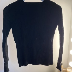 Svart tröja - Ribbad svart tröja