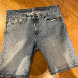 Jeans shorts herr  Små i storleken så passar nog M-L