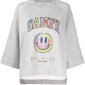 GANNI SWEATSHIRT - Köpt för 1600kr från GANNI i Danmark. Tröjan passar även sorleken S.  Högsta bud just nu 800kr + frakt