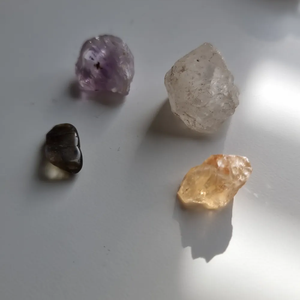 En ametist, en klar kvarts, en citrin och en labradorit. Alla är äkta. Stenarna är ungefär ifrån 2,5-1 centimeter långa.. Övrigt.