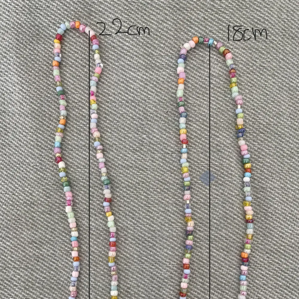 2 halsband, en ring och ett armaband ingår i detta set. De är gjorda av mig i olika randomiserade färger. Jag använder inte detta så kollar om någon annan kan få användning av de. Köp för 80kr🩷 frakt 30kr. Accessoarer.