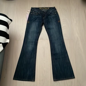 lågmidjade y2k jeans - säljer ett par superfina lågmidjade jeans som är oanvända i perfekt skick! 😍 