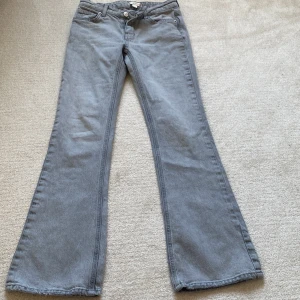Gråa lågmidjade jeans  - Säljer mina super snygga ljus gråa lågmidjade jeans från Gina tricot. Säljer pga att dom inte passar mig längre❣️ Dom är använda fåtal gånger och därmed ser nya ut❣️ Skriv privat för fler frågor💖💖