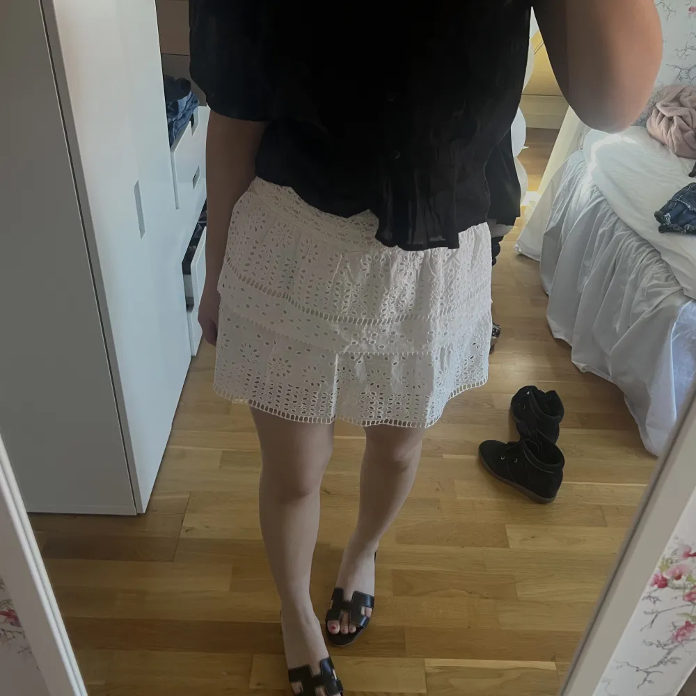 Minikjol från ZARAs barnavdelning i storlek 13/14. Något stor på mig som har xxs/xs. Så skulle säga att den passar xs/s. Inbyggda shorts, använd en gång. Perfekt skick!❤️. Kjolar.