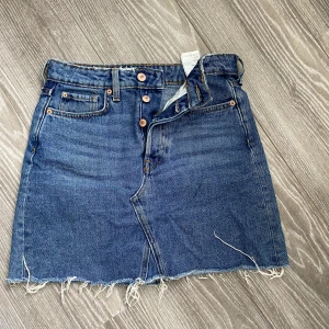Jeanskjol  - En väldigt fin jeanskjol från hm. Mörkblå helt vanligt. Inte hål