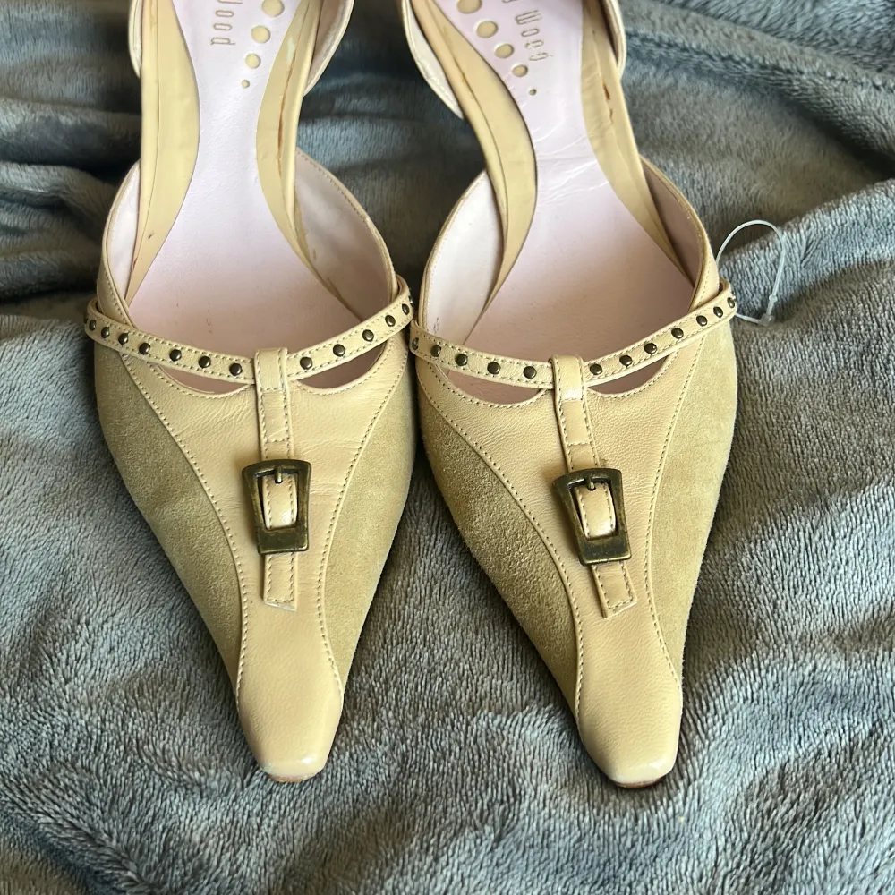 Säljer dessa super söta vintage kitten heels strl 38, aldrig använda av mig men köpta second hand. Skor.
