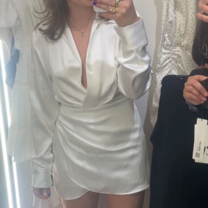 Klänning från zara - V ringad klänning från zara,   perfekt till fest eller speciella tillfällen 