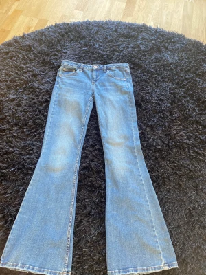 Low waist jeans - Säljer dessa skit snygga low waist jeans från urban outfitters. Säljer pga lite för korta för mig. Storleken är: W:27 & L:32 ( xs/s) Kom privat för fler bilder eller frågor