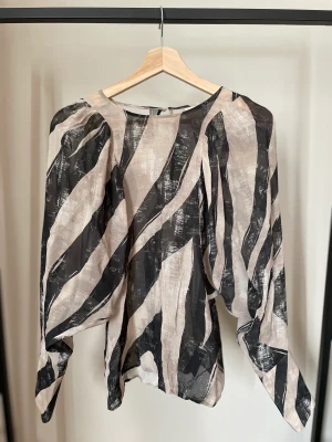 Transparant topp - Transparant topp från H&M. Storlek 34. Fint skick, använd ett fåtal gånger.