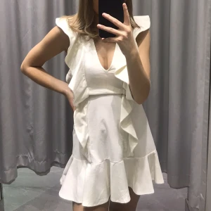 Vit klänning - Intressekoll på min jättefina studentklänning från 2019! 💖Tror inte jag använt den efter det. Jätteskönt och fint material. Den är lite mer åt ”cremevita” hållet men ser fortfarande vit ut. Djup i ryggen. Passar nog både 34 och 36!