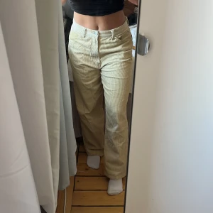 Manchester byxor  - Beiga manchaster byxor, lågmidjade och utsvängda i benen. Lite långa på mig som är 157, står att de är i size 30, jag brukar ha S vanligtvis. 