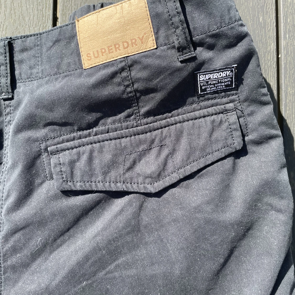 Svarta, trendiga parachute grips från Superdry