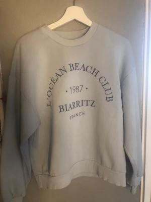 Tröja - Säljer denna tröja från Gina tricot då jag inte har fått någon användning av den. Den har använts några gånger men det är inte något man märker av. Tvätta alltid innan frakt💕