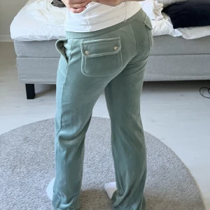 Juicy byxor S - Gröna juicy byxor strl S i nyskick!! Jag använder de knappt och de är för långa för mig tyvärr💞Jag kan skicka flera bilder vid intresse!!💗