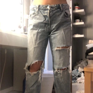90’s boyfriend jeans - Jag säljer dessa jeans ifrån H&M eftersom att dom är alldeles för stora på mig och därför har jag inte haft någon användning av dom. Jeansen har endast använts ca 2 gånger så dom är som nya. Tvättas innan dom fraktas💕Bara att skriva för mer bilder