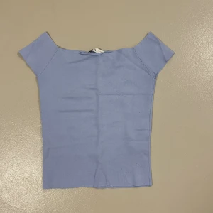Zara topp - Aldrig använt då den e lite för liten i armarna. Superfin färg och snygg passform!!