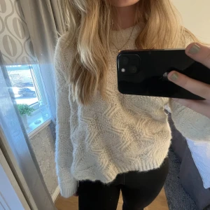 vit stickad tröja  - enkel stickad tröja från veramoda, sparsamt använd!!