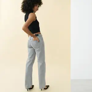 Gråa lågmidjade, raka jeans från Gina Tricot. De perfekta jeansen! Sparsamt använda så i nyskick! Perfekta för någon som är runt 160-170 cm lång, beroende på önskad passform. Passar till allt! Nypris 499kr☺️